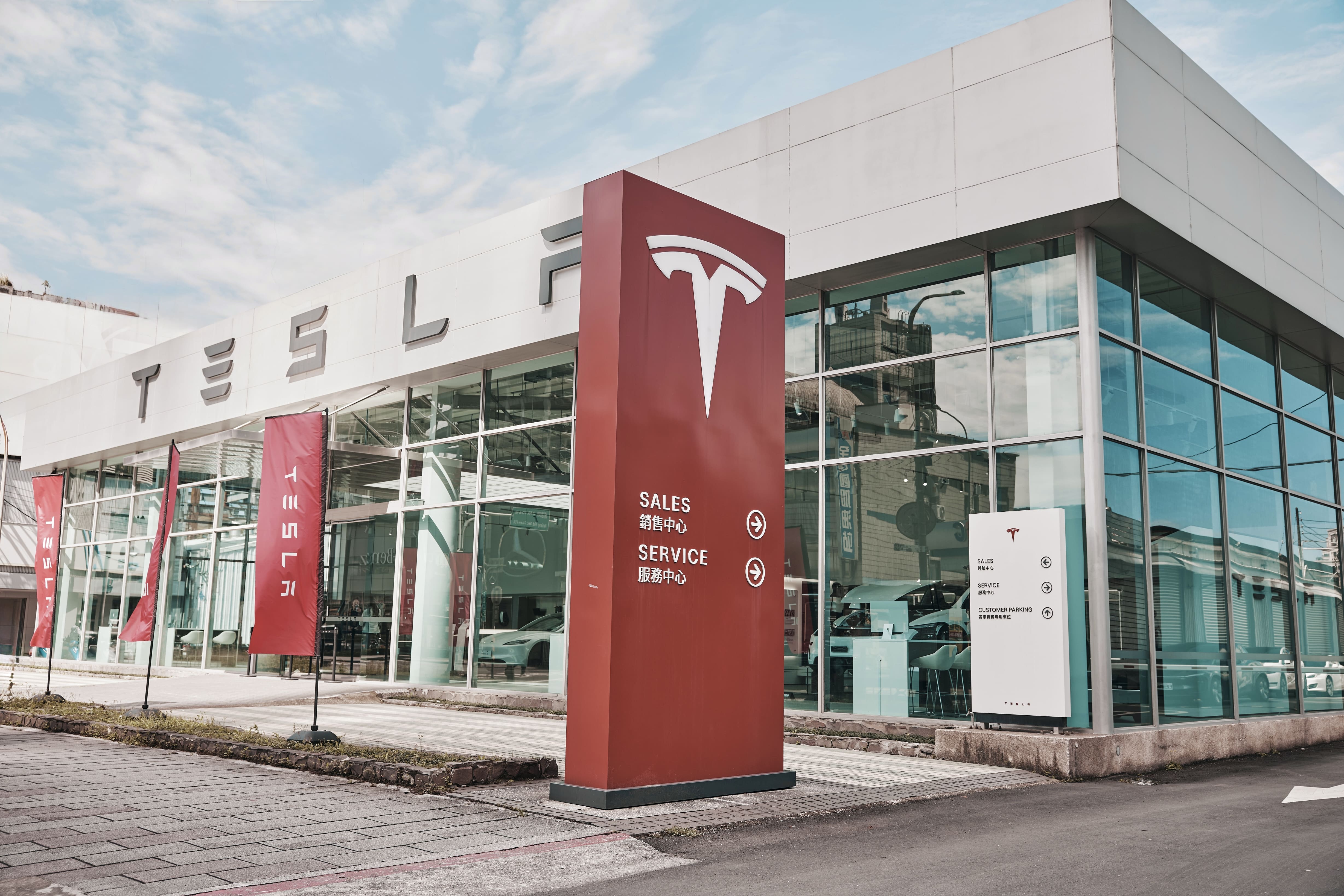 圖說：Tesla 台北南港服務體驗中心為目前北台灣最大之展示與維修體驗據點，提供最新車款展示與試駕體驗、原廠認證中古車與換購諮詢，具有全台最高的維修量能。
